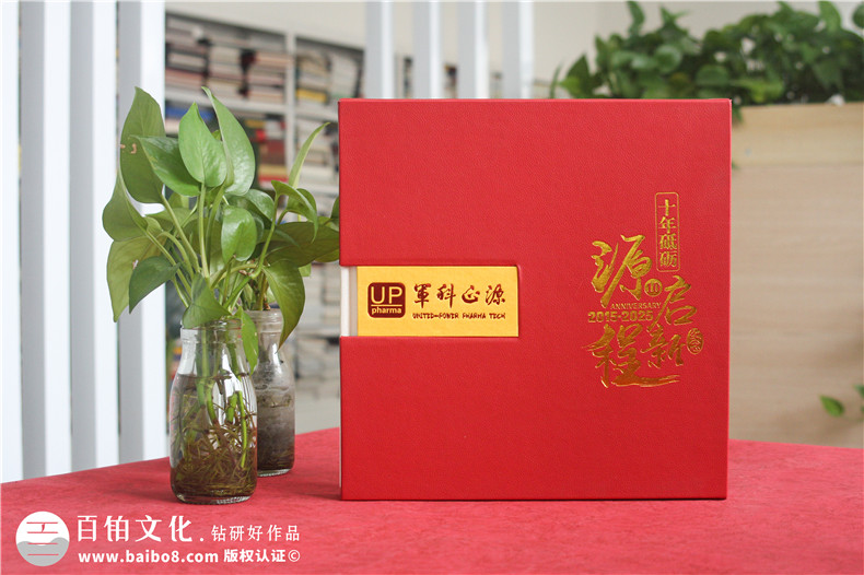 企業(yè)紀念郵冊制作-皮面嵌套郵冊挖孔紀念幣定制第1張-宣傳畫冊,紀念冊設(shè)計制作-價格費用,文案模板,印刷裝訂,尺寸大小